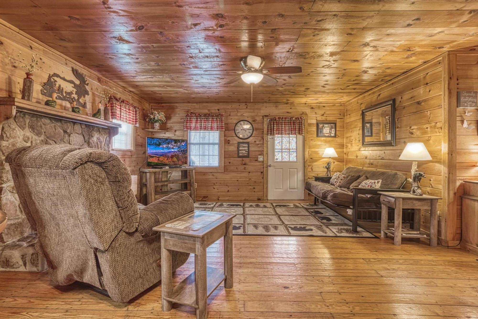 Bear Den, Hot Tub, 1089 Of Free Attraction Tickets For Each Paid Day, Dollywood And More! Sevierville Room photo